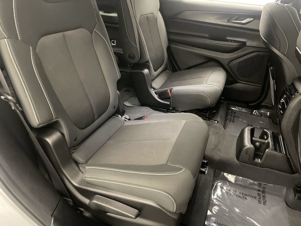 2023 Jeep Grand Cherokee L Laredo 4x4