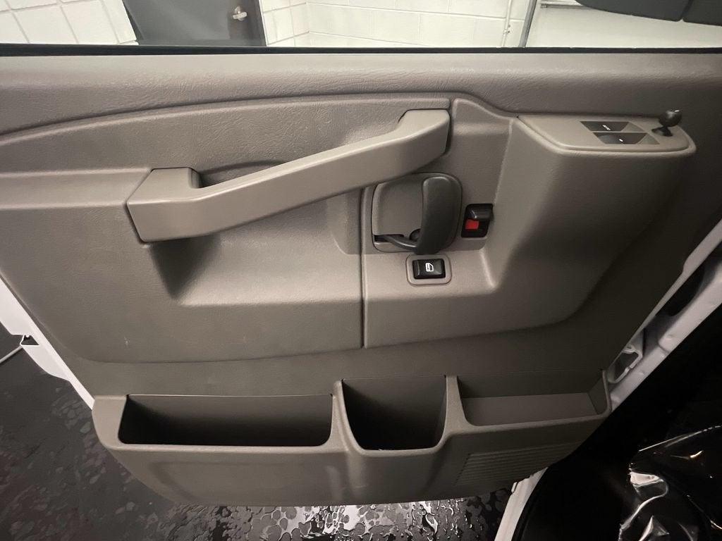 2025 Chevrolet Express Passenger 1LT