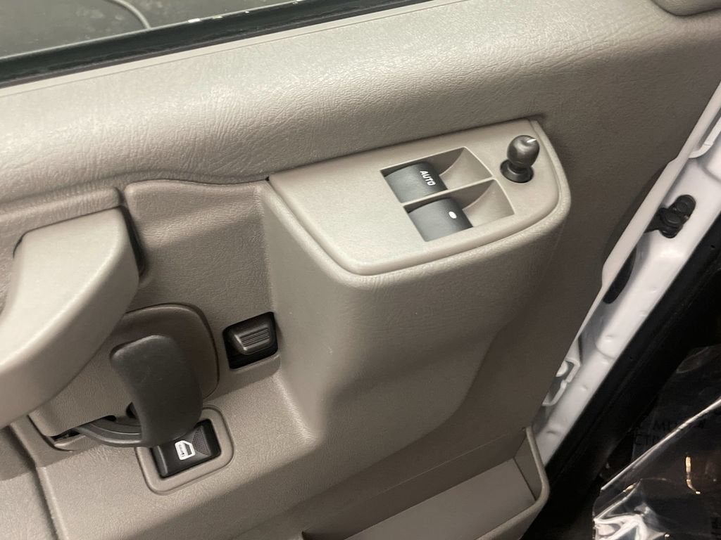 2025 Chevrolet Express Passenger 1LT
