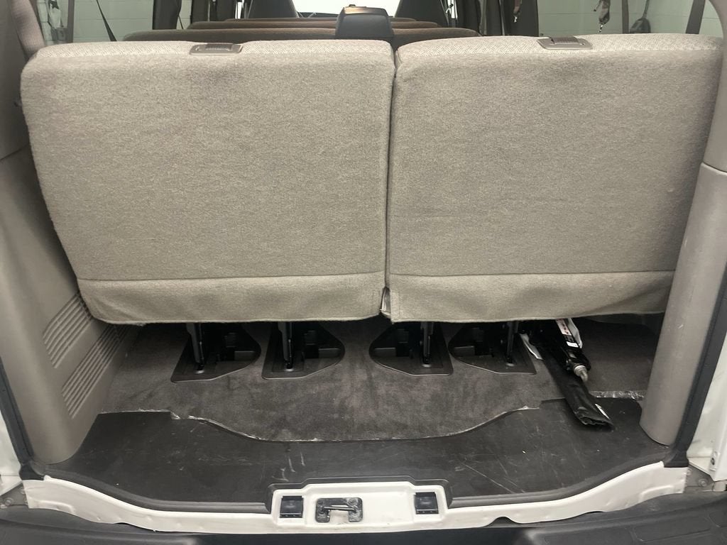 2025 Chevrolet Express Passenger 1LT