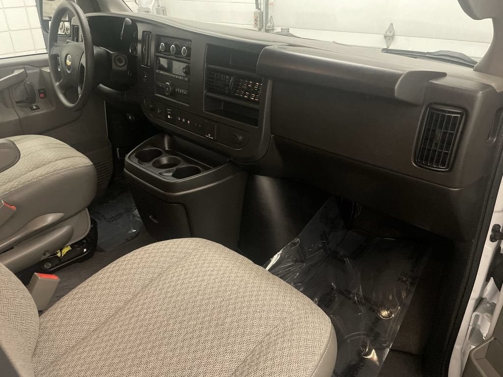 2025 Chevrolet Express Passenger 1LT