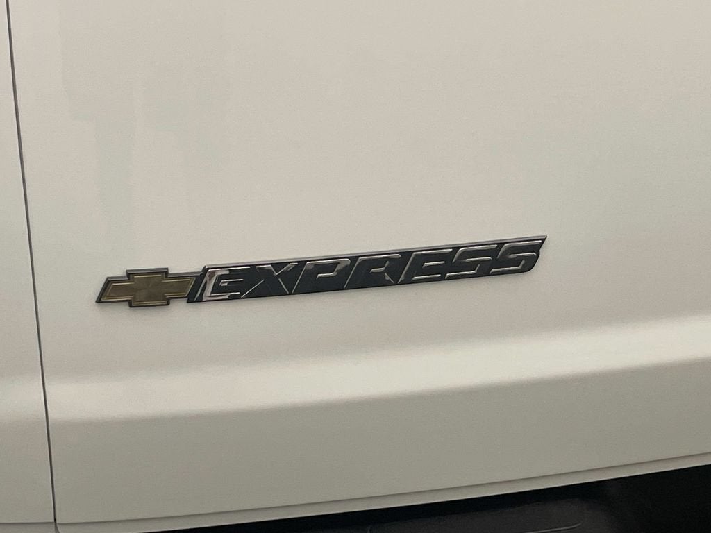 2025 Chevrolet Express Passenger 1LT