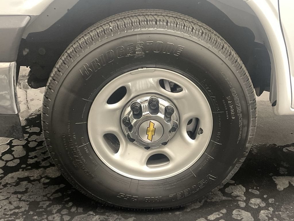 2025 Chevrolet Express Passenger 1LT