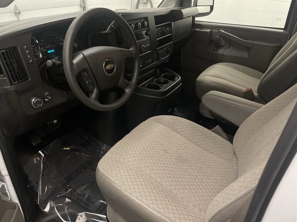 2025 Chevrolet Express Passenger 1LT