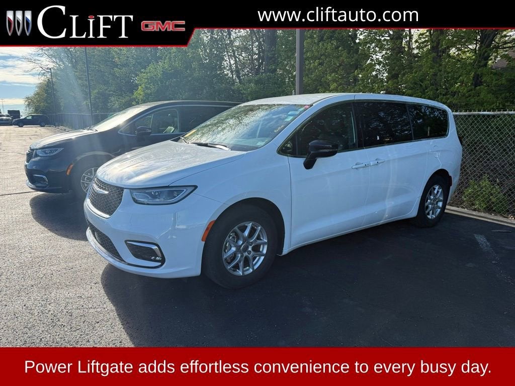 2025 Chrysler Pacifica Select's photo