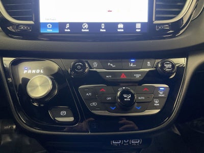 2025 Chrysler Voyager LX