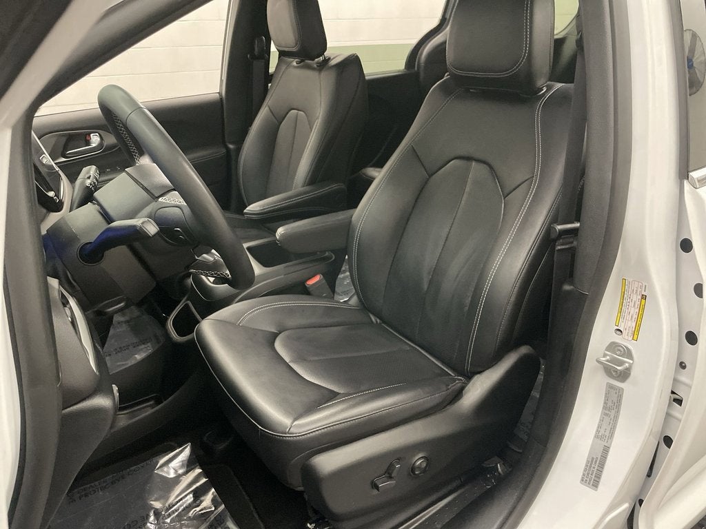 2025 Chrysler Voyager LX