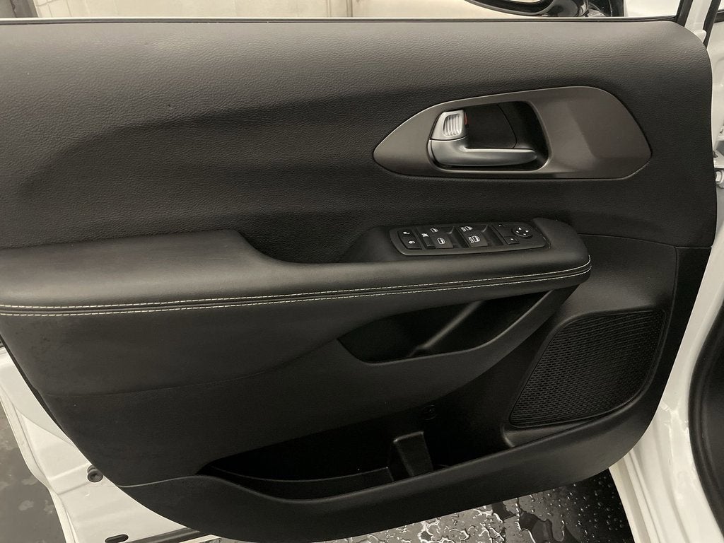 2025 Chrysler Voyager LX