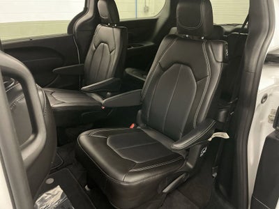 2025 Chrysler Voyager LX