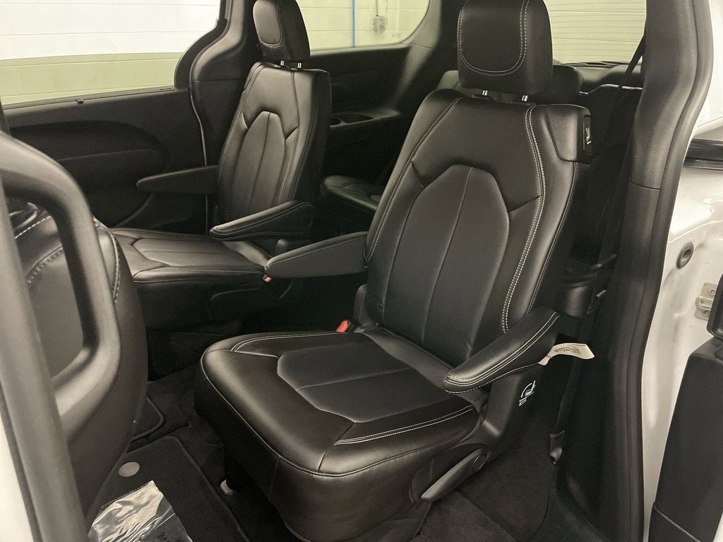 2025 Chrysler Voyager LX