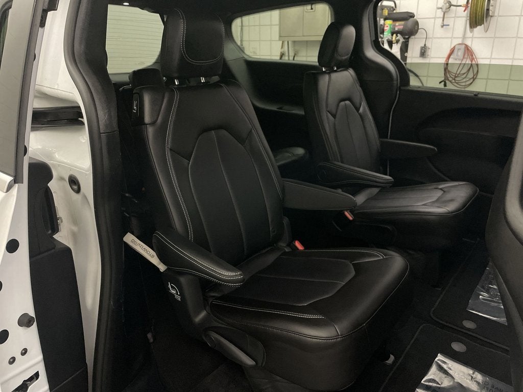 2025 Chrysler Voyager LX