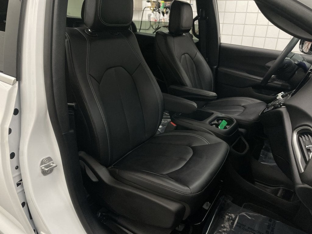 2025 Chrysler Voyager LX