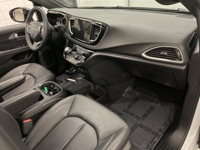 2025 Chrysler Voyager LX