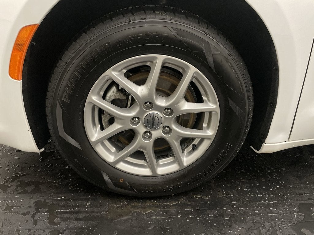 2025 Chrysler Voyager LX