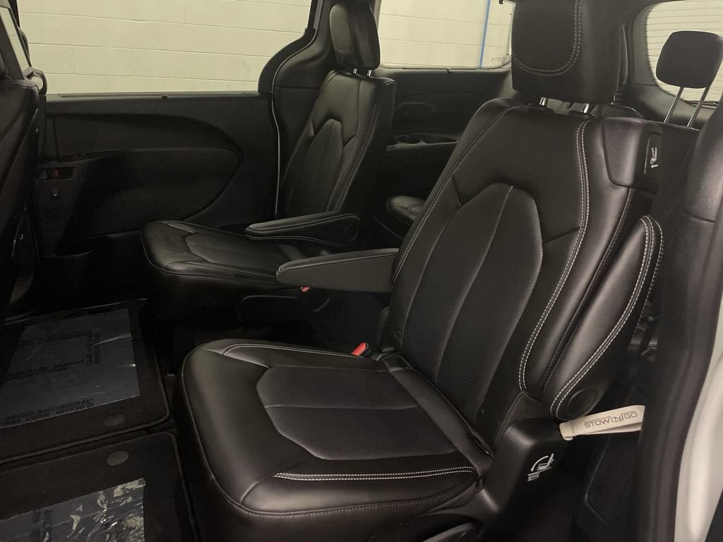 2025 Chrysler Pacifica Select